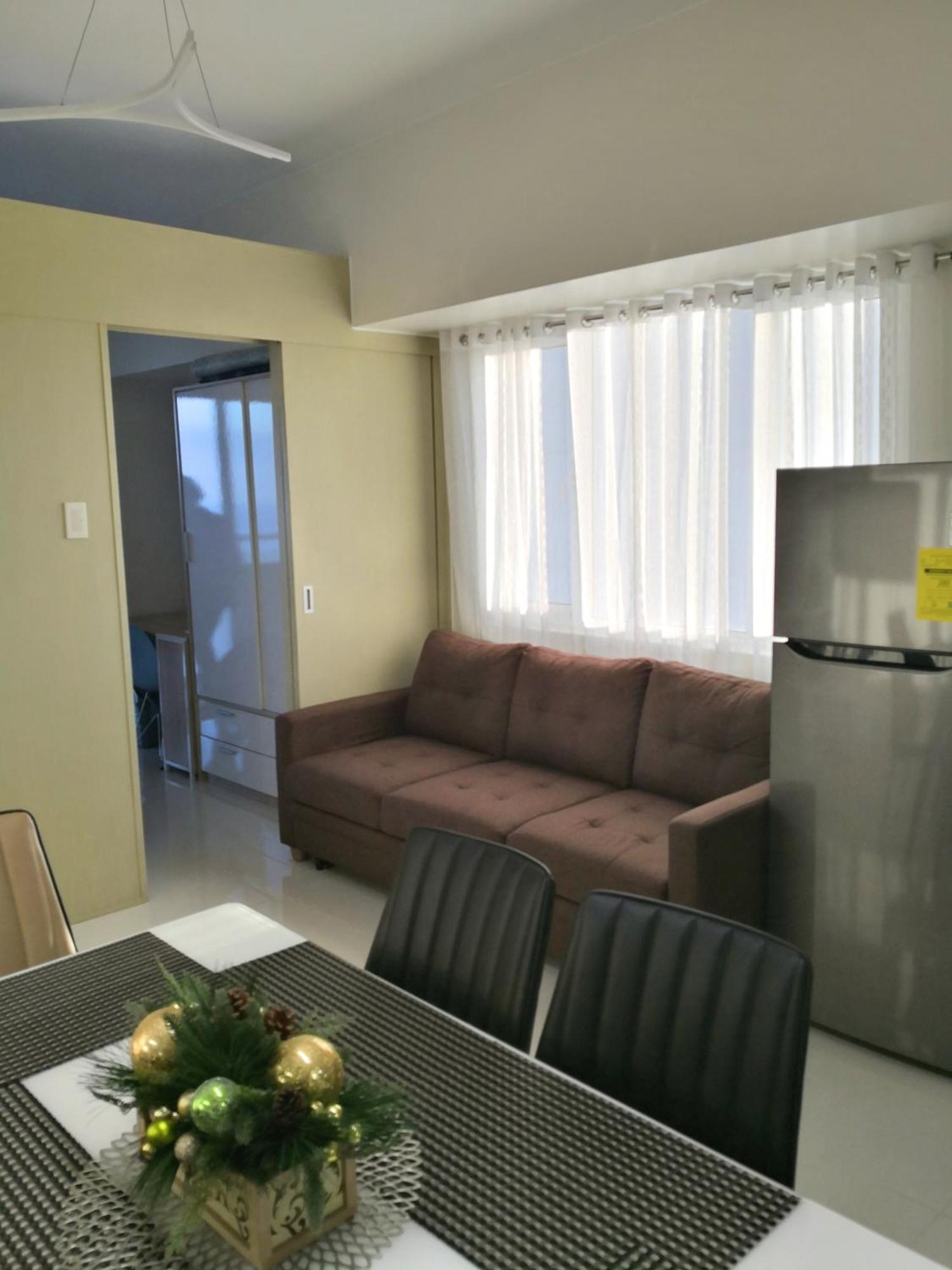 Blowing In The Wind - Lake View Apartments Tagaytay City Room photo